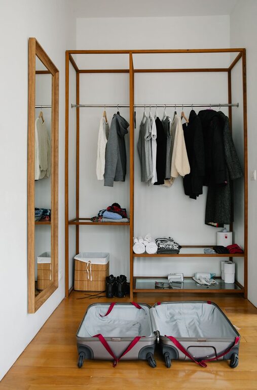How to Store Seasonal Clothes Efficiently: Tips for Organized Living